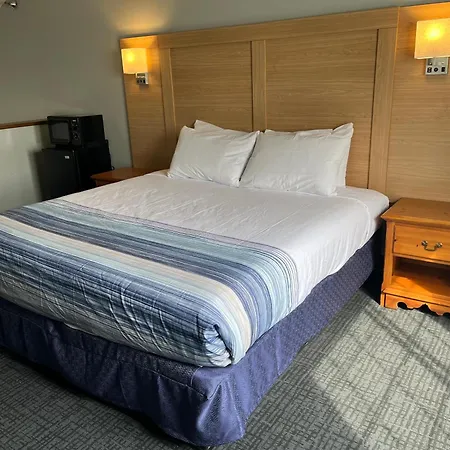 Days Inn & Suites By Wyndham Williamsburg Ia North-3