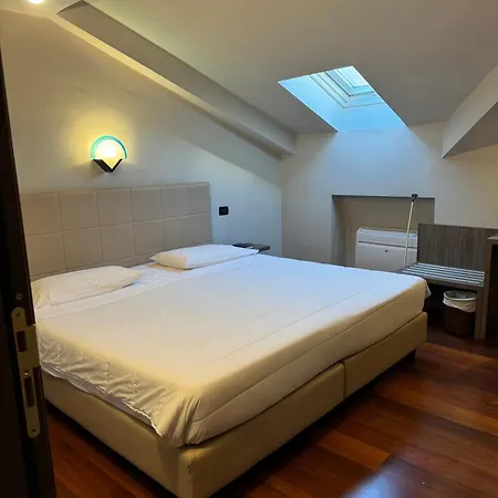 Jet Hotel-3