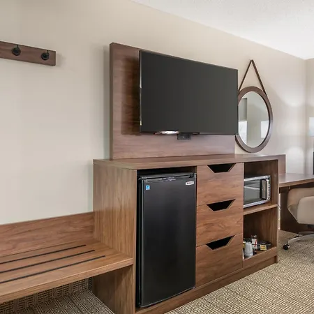 Quality Inn & Suites Near Owensboro & Holiday World Gold Award Winner-2