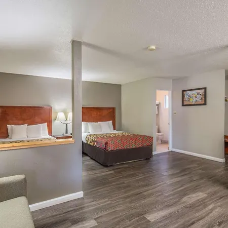 Econo Lodge Inn & Suites Yreka-2