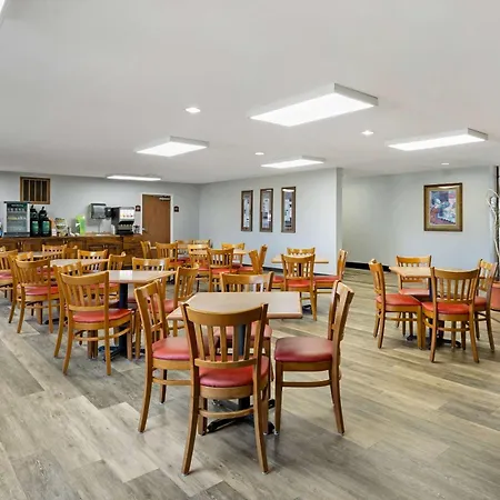 Quality Inn & Suites Fort Madison Near Hwy 61-3