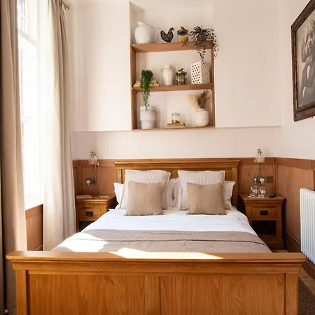 The Old Farmhouse Pub And Rooms-2