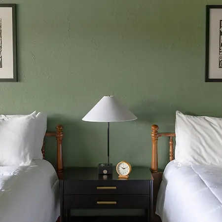 The Ellison Inn & Lounge-2