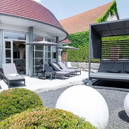 Hotel & Restaurant Post-2