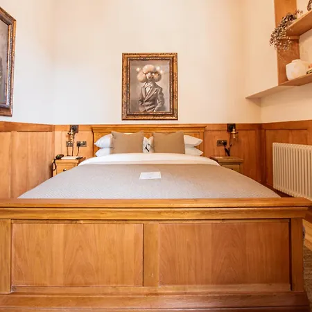 The Old Farmhouse Pub And Rooms-3
