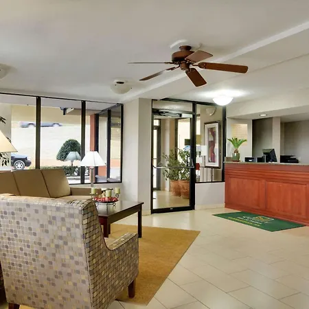 Quality Inn & Suites Clarksville-2