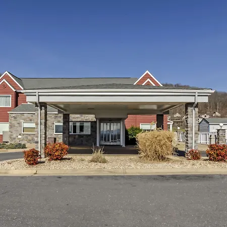 Clarion Pointe Staunton East-2