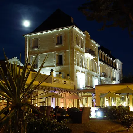 Grand Hotel De Courtoisville-2