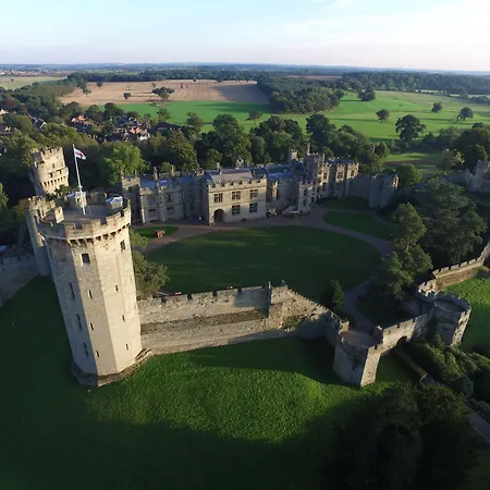 Warwick Castle Hotel & Knight'S Village-3
