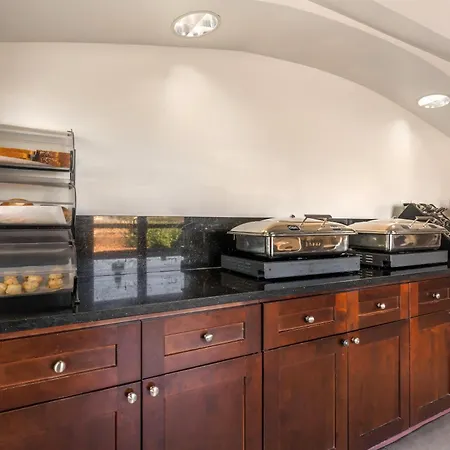 Best Western Plus King'S Inn And Suites-2