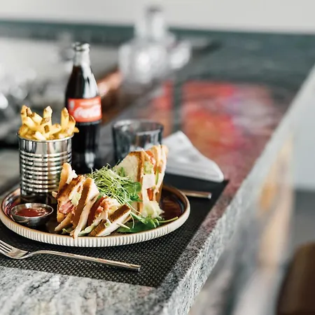 Leonardo Hotel Zurich Airport-3