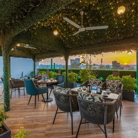 Hotel Uptown With Luxury Restaurant & Rooftop Near Connaught Place, New Delhi City Centre-2