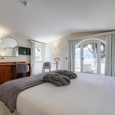 Hotel Excelsior Bay-3