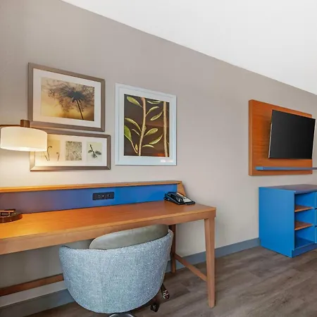 Country Inn & Suites By Radisson, West Bend, Wi-3