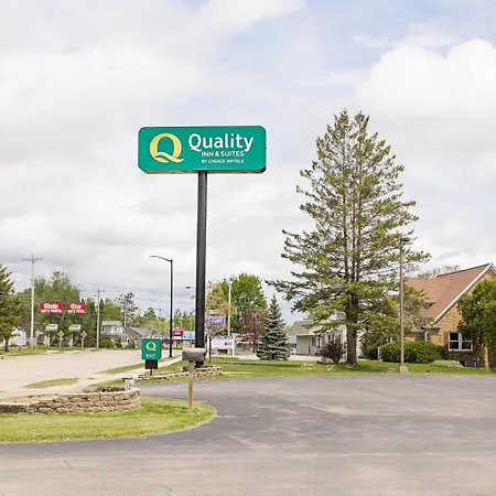 Quality Inn & Suites Marinette-3