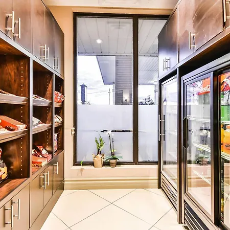 Comfort Inn & Suites Ambassador Bridge-3
