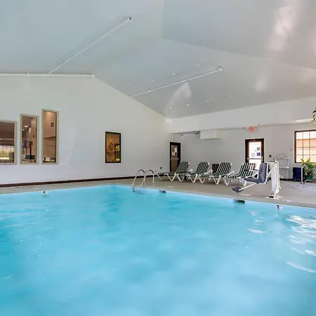 Comfort Inn Near Downtown & Blue Ridge Pkwy-3