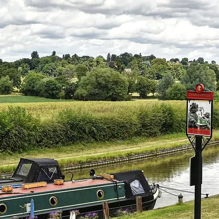 Narrowboat At Weedon-2