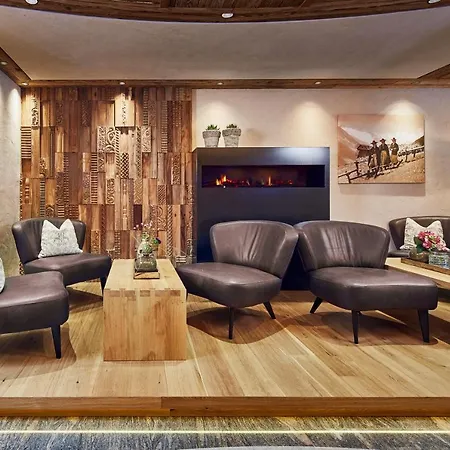 Hotel Berghof Crystal Spa & Sports-2