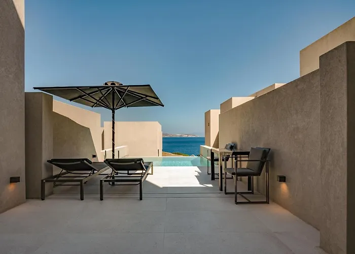 Milos Cove Komia