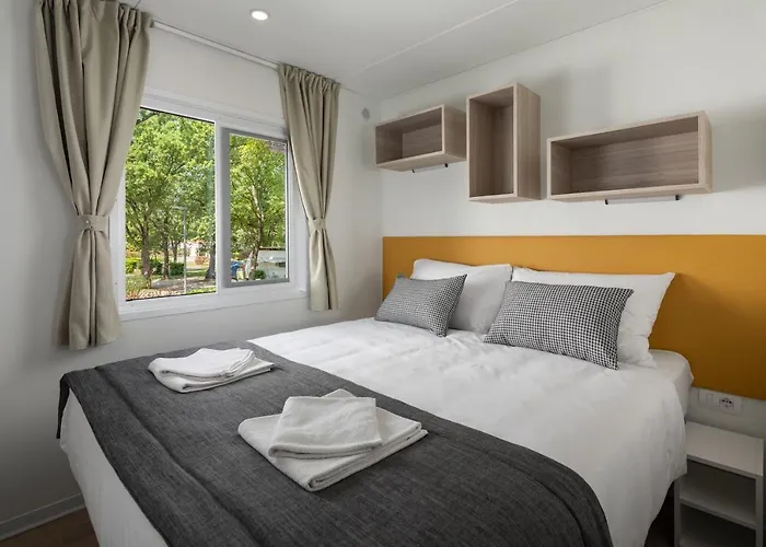 Camping Ulika Mobile Homes - Naturist Cervar-Porat