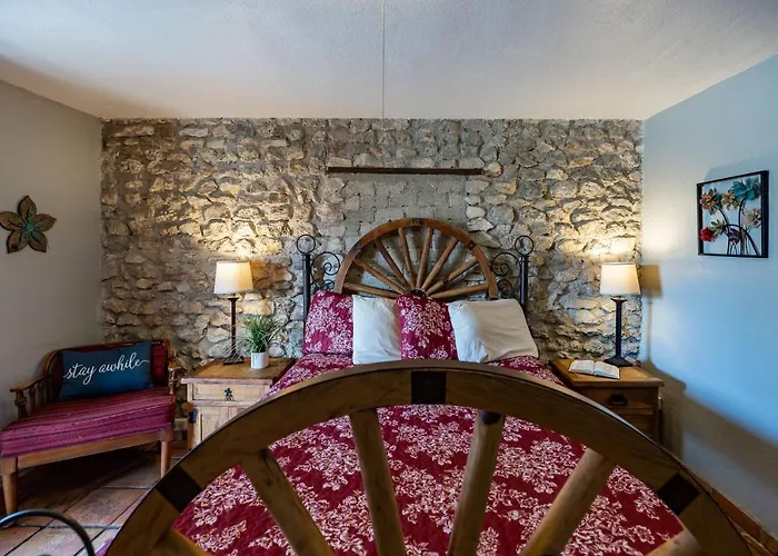 Historic Leakey Inn