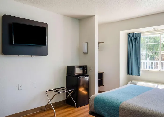 Motel 6-Mobile, Al Tillmans Corner