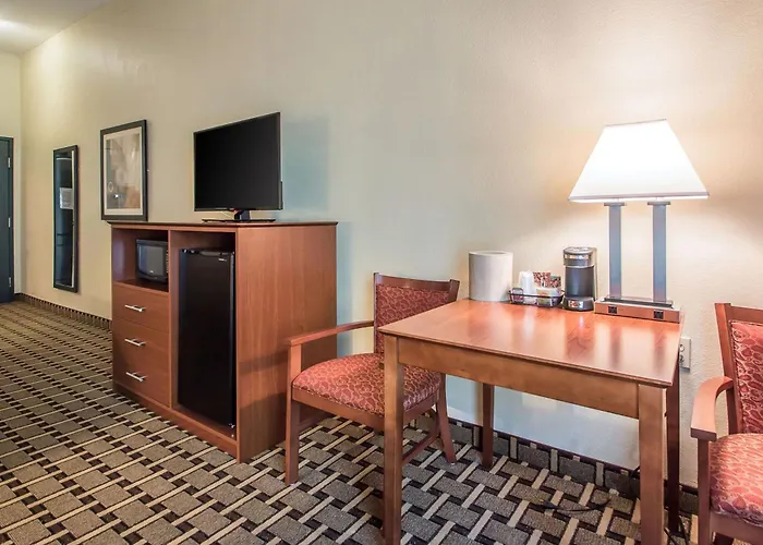 Quality Inn & Suites East Troy I-43