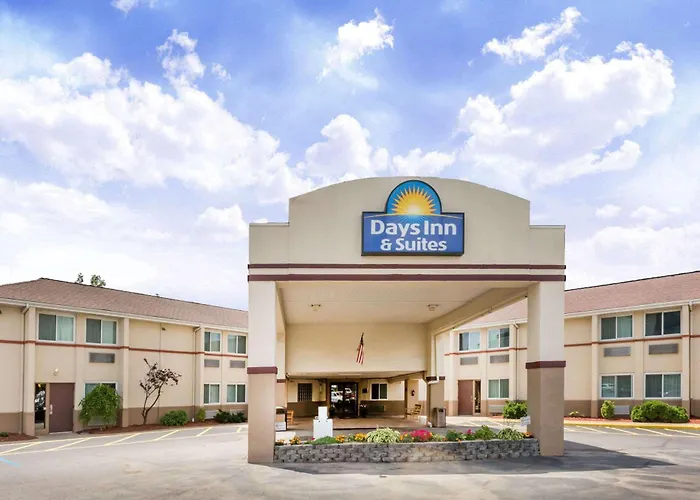 Days Inn & Suites By Wyndham Bridgeport - Clarksburg
