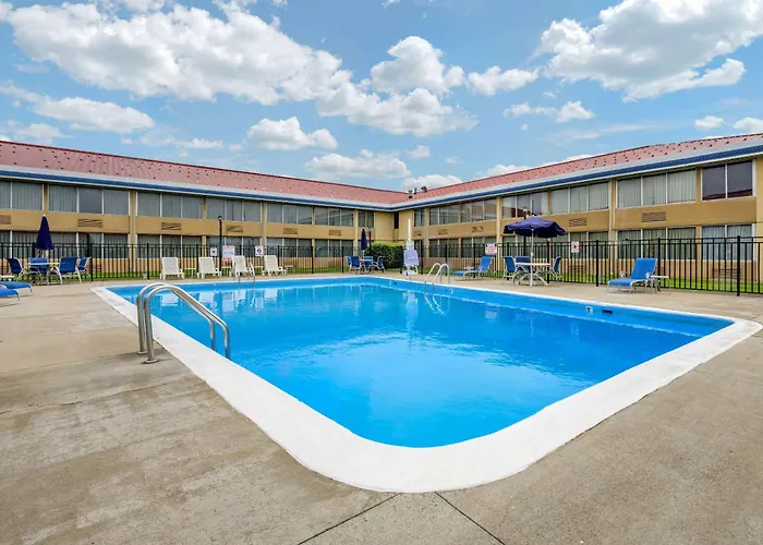 Econo Lodge Inn & Suites - Wheeling