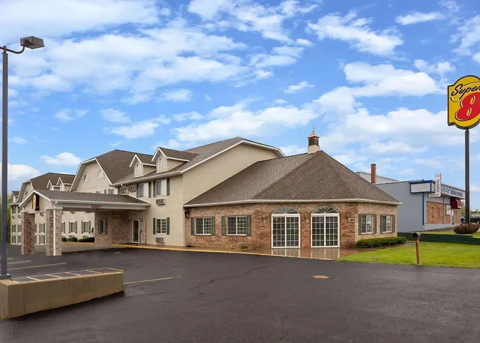Super 8 By Wyndham Reedsburg