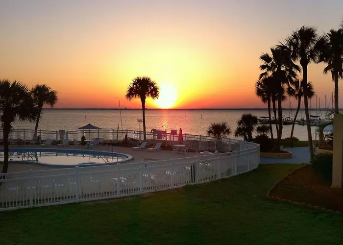 Quality Inn & Suites Gulf Breeze Bayside Near Pensacola Beach