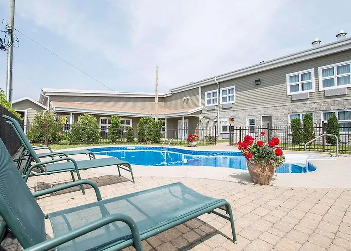 Econo Lodge Inn & Suites