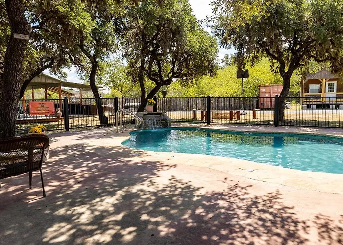 Historic Leakey Inn