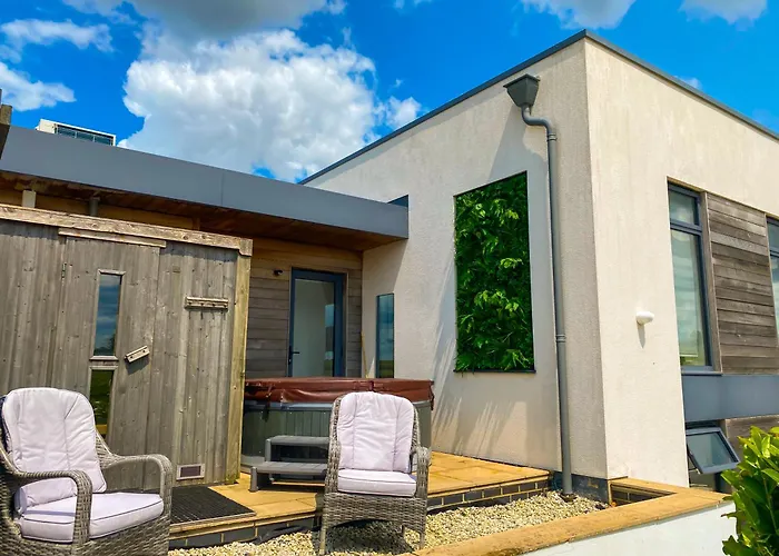 The Retreat, Sauna & Hot Tub, Charming & Cosy Gem