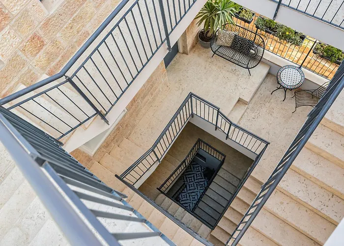 Villa Albi - Machne Yehuda Hotel