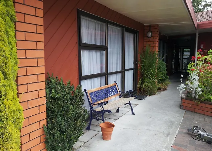 Ace High Motor Inn