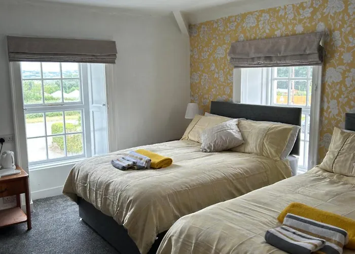 Holland Arms Hotel Llangristiolus