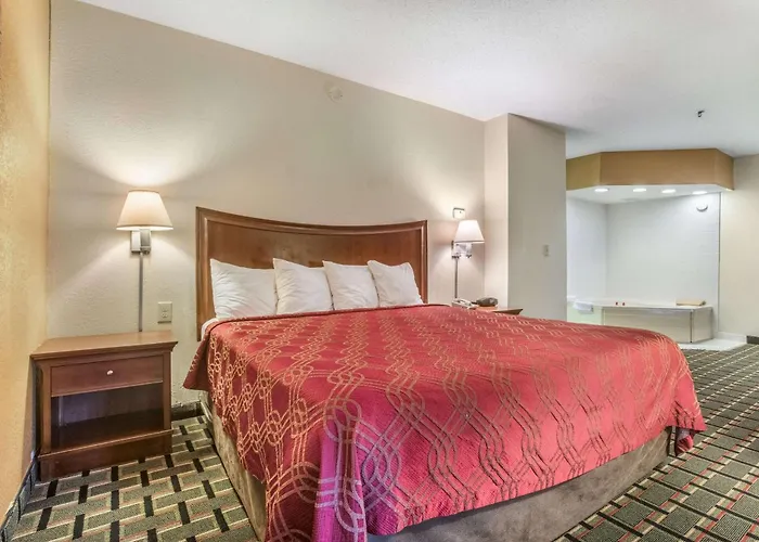 Econo Lodge Inn & Suites Marietta Near Dobbins Arb