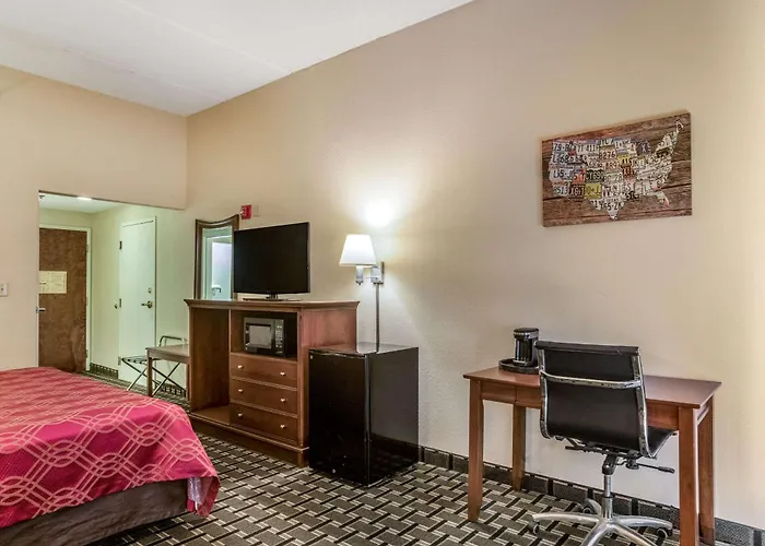 Econo Lodge Inn & Suites Marietta Near Dobbins Arb