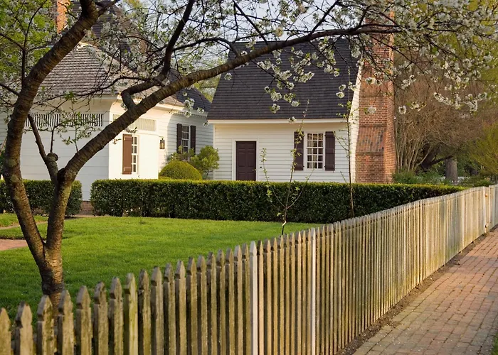 Colonial Houses, An Official Colonial Williamsburg Hotel