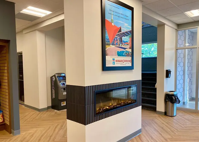 Howard Johnson By Wyndham Winnipeg West