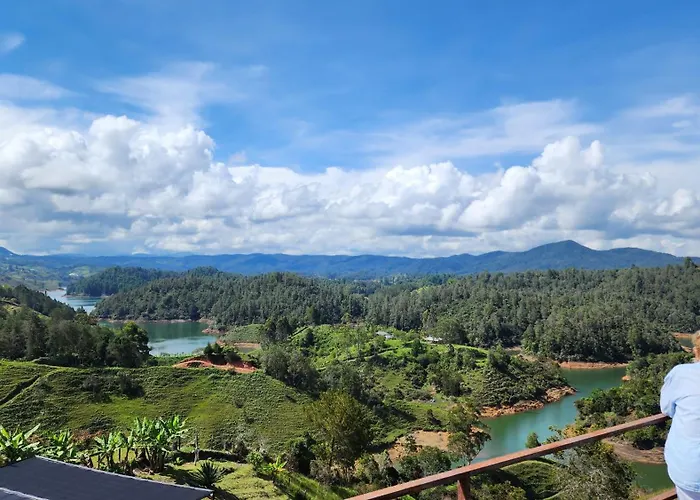 Hobbit Hotel El peñol Guatapé La Pradera 