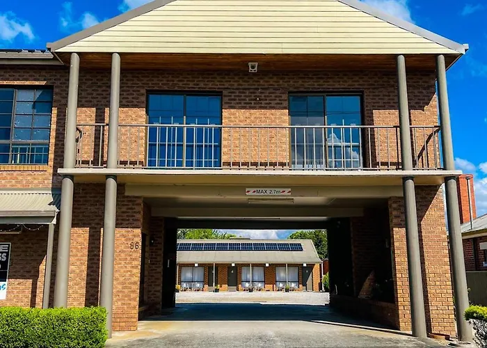 Holbrook Town Centre Motor Inn