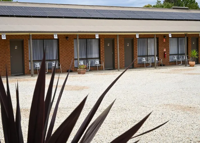 Holbrook Town Centre Motor Inn