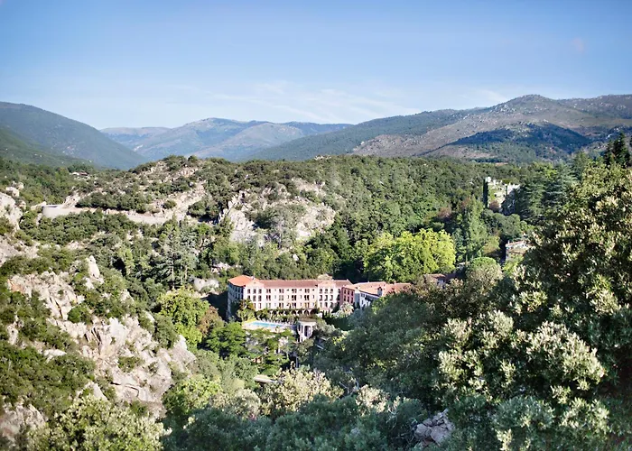 Les Pyrenees - Le Grand Hotel & Le Chateau