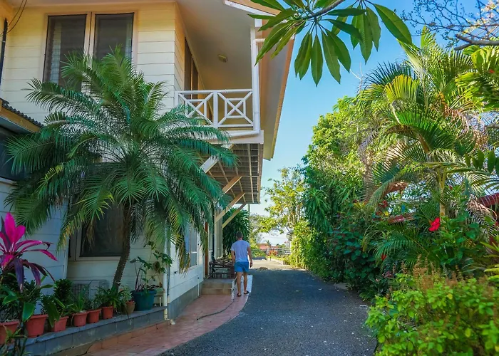 Lynn'S Getaway Hotel