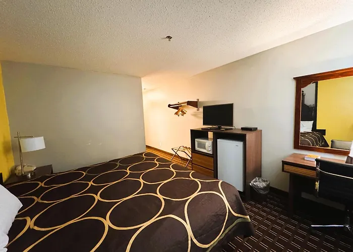 Super 8 By Wyndham Reedsburg
