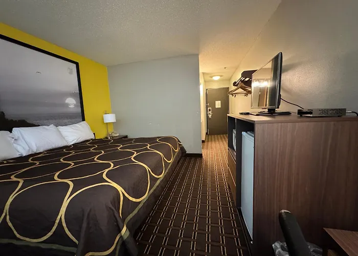 Super 8 By Wyndham Reedsburg