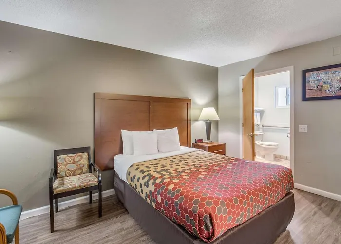 Econo Lodge Inn & Suites Yreka